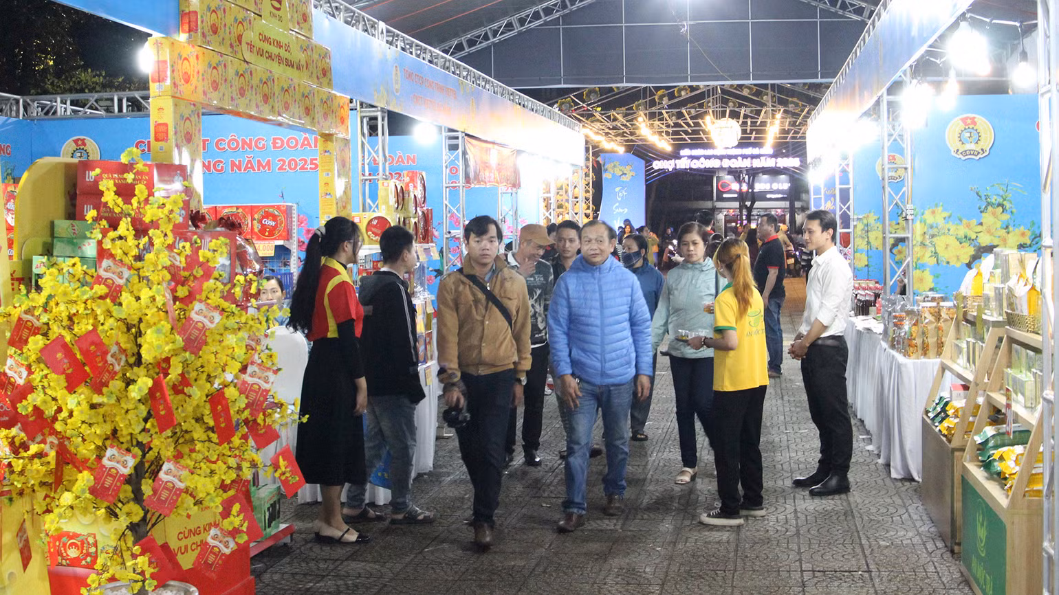 Đông đảo công nhân, viên chức, lao động đến Chợ Tết Đông đảo công nhân, viên chức, lao động đến Chợ Tết
