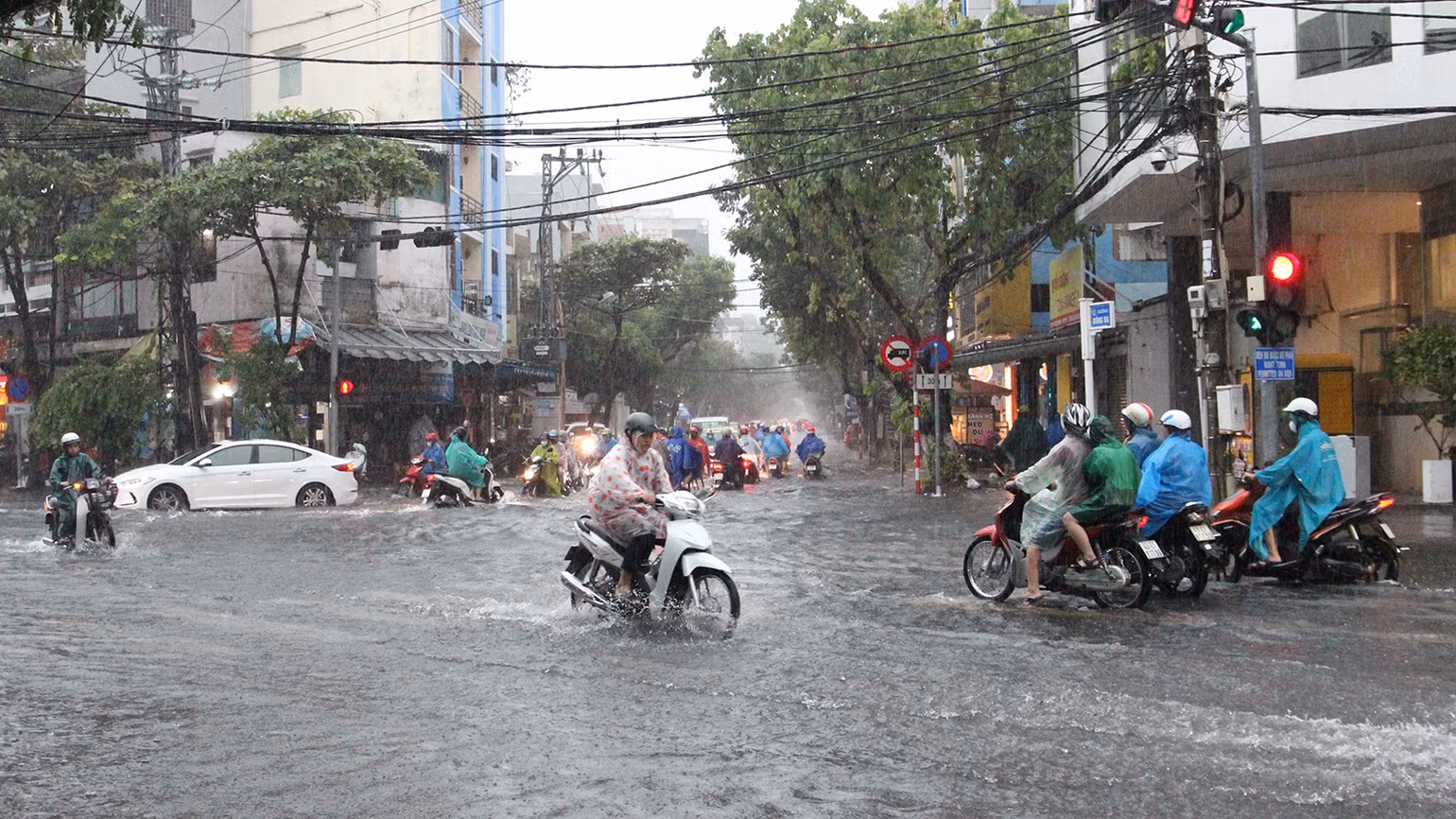 Đồng thời, tiếp tục tăng cường thông tin, truyền thông ứng phó áp thấp nhiệt đới, mưa lớn, lũ và bảo đảm thông tin liên lạc thông suốt trước, trong và sau thiên tai.