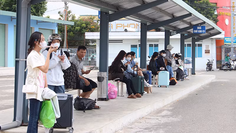 Trở lại thành phố đa số là người dân, người đi làm và học sinh