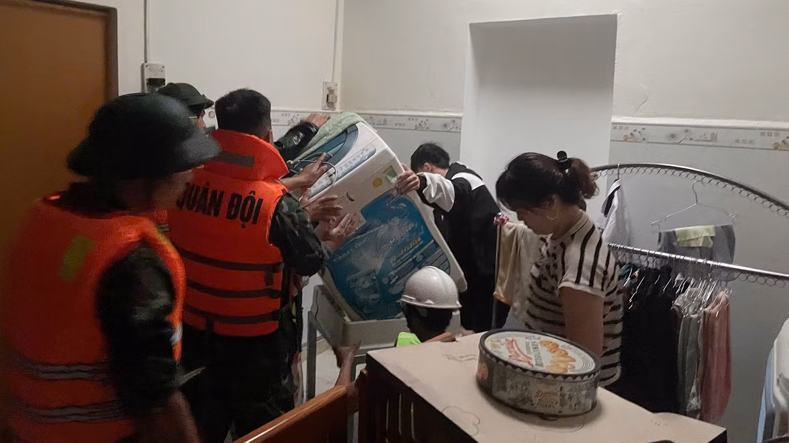 Kiểm tra tình hình các hộ dân để có hỗ trợ kịp thời. Kiểm tra tình hình các hộ dân để có hỗ trợ kịp thời.
