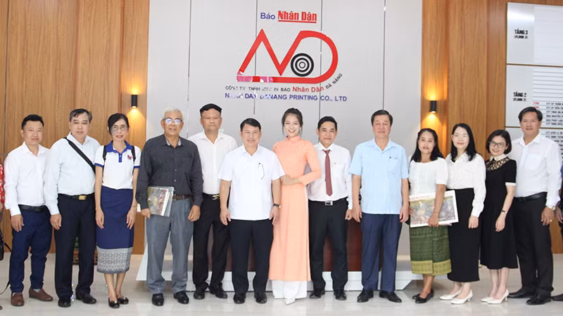 Đoàn công tác thăm Công ty TNHH MTV In Báo Nhân Dân Đà Nẵng