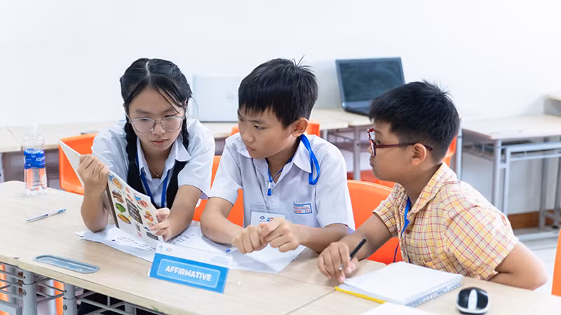 Các thí sinh trao đổi, thảo luận sau khi nhận đề tài