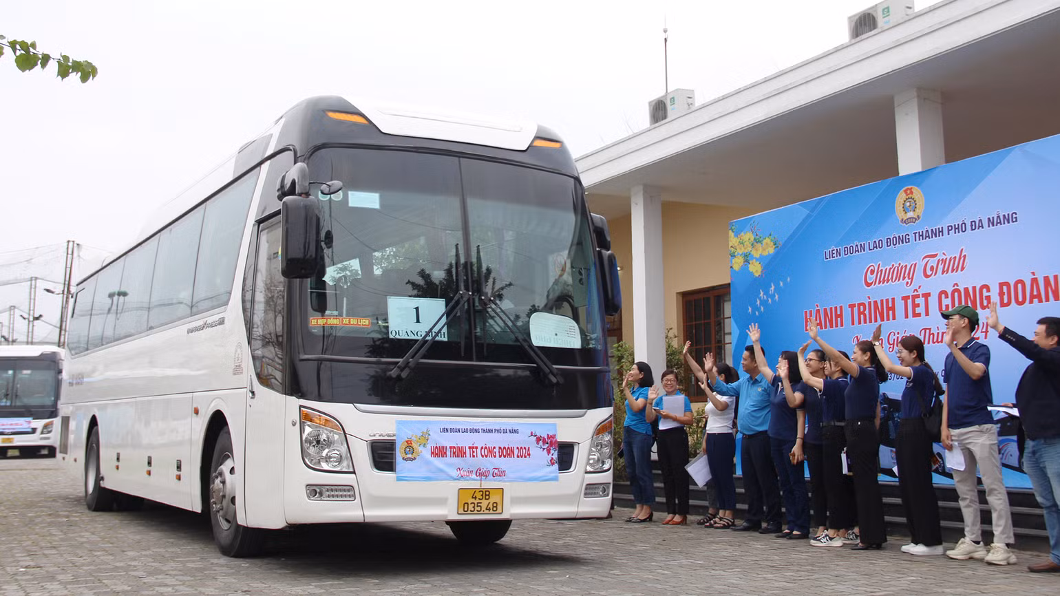 Tiễn các chuyến xe xuất phát