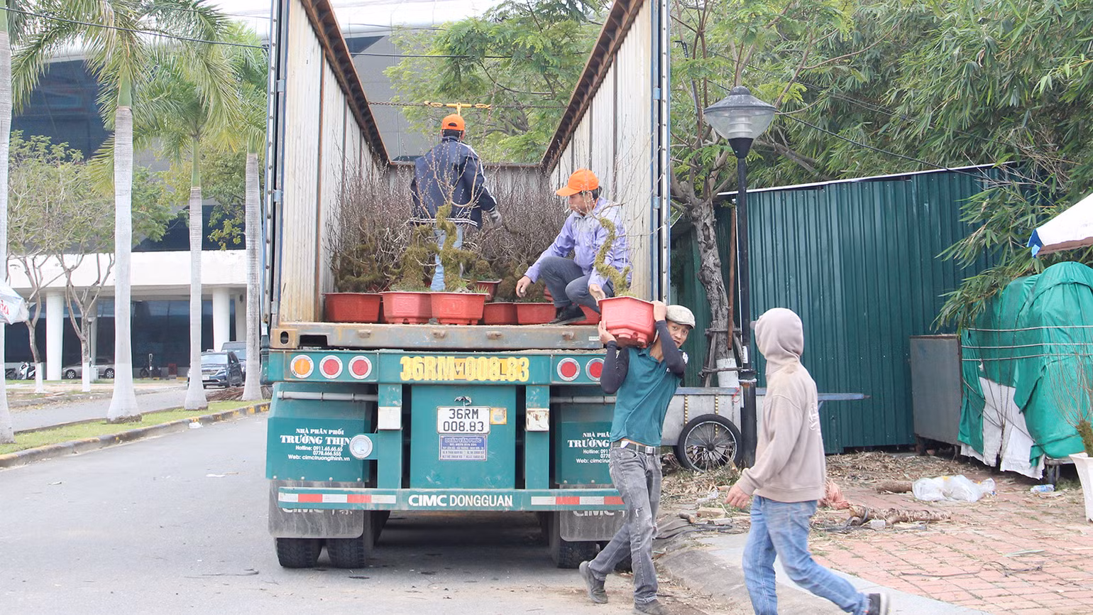 Nhiều chuyến xe chở hàng từ các địa phương về Nhiều chuyến xe chở hàng từ các địa phương về
