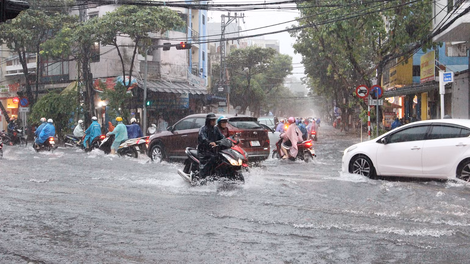 Tại các tuyến đường chính của thành phố như: Nguyễn Văn Linh, Núi Thành, Nguyễn Tri Phương, Hàm Nghi, Quang Trung, Đống Đa… bị ngập vào thời điểm người dân lưu thông đi làm, đi học nhiều đã làm các phương tiện chết máy, di chuyển khó khăn.