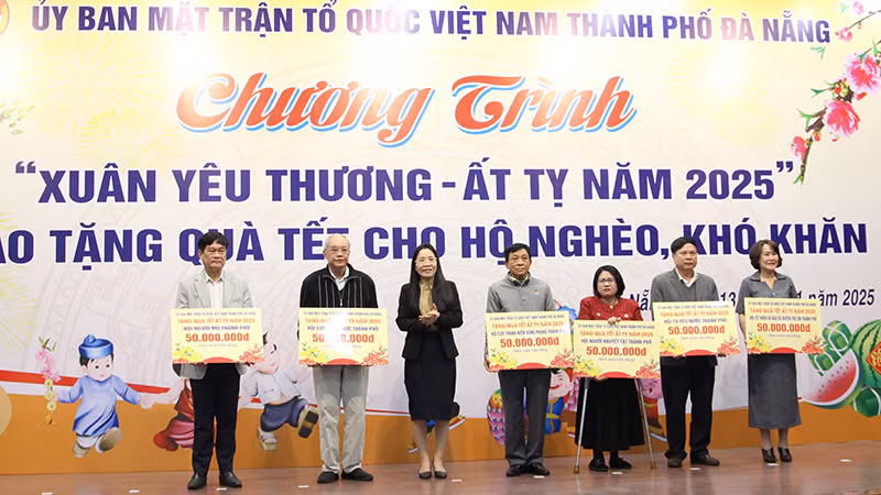 Phân bổ quà Tết thông qua mặt trận các quận, huyện, tổ chức thành viên tiếp nhận.