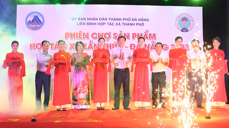 Khai mạc phiên chợ sản phẩm Hợp tác xã lần thứ nhất.