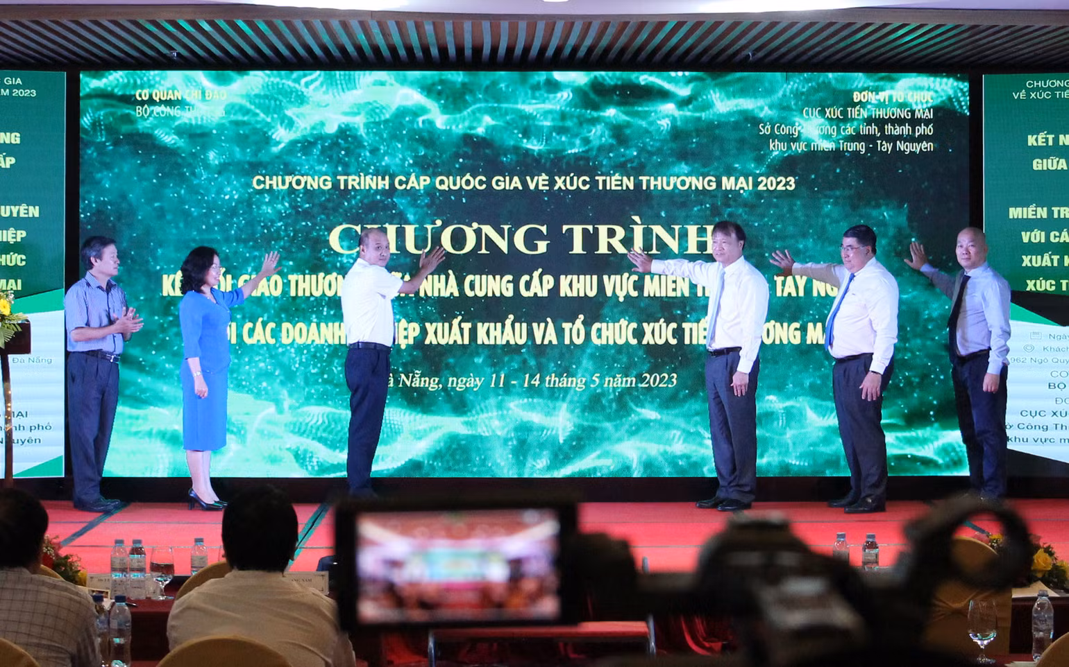Đại biểu thực hiện nghi lễ khai mạc chương trình.