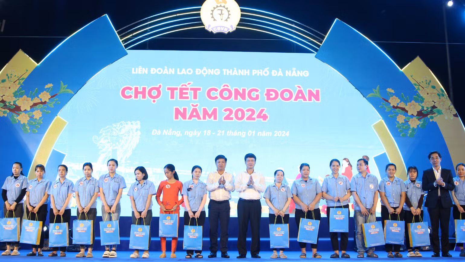 Thành phố Đà Nẵng trao tặng những suất quà (trong tổng 8.000 suất) cho đoàn viên, người lao động. Thành phố Đà Nẵng trao tặng những suất quà (trong tổng 8.000 suất) cho đoàn viên, người lao động.