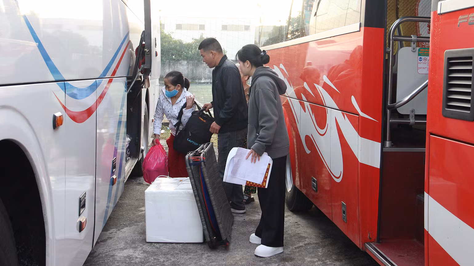 Chất hành lý lên xe. Chất hành lý lên xe.