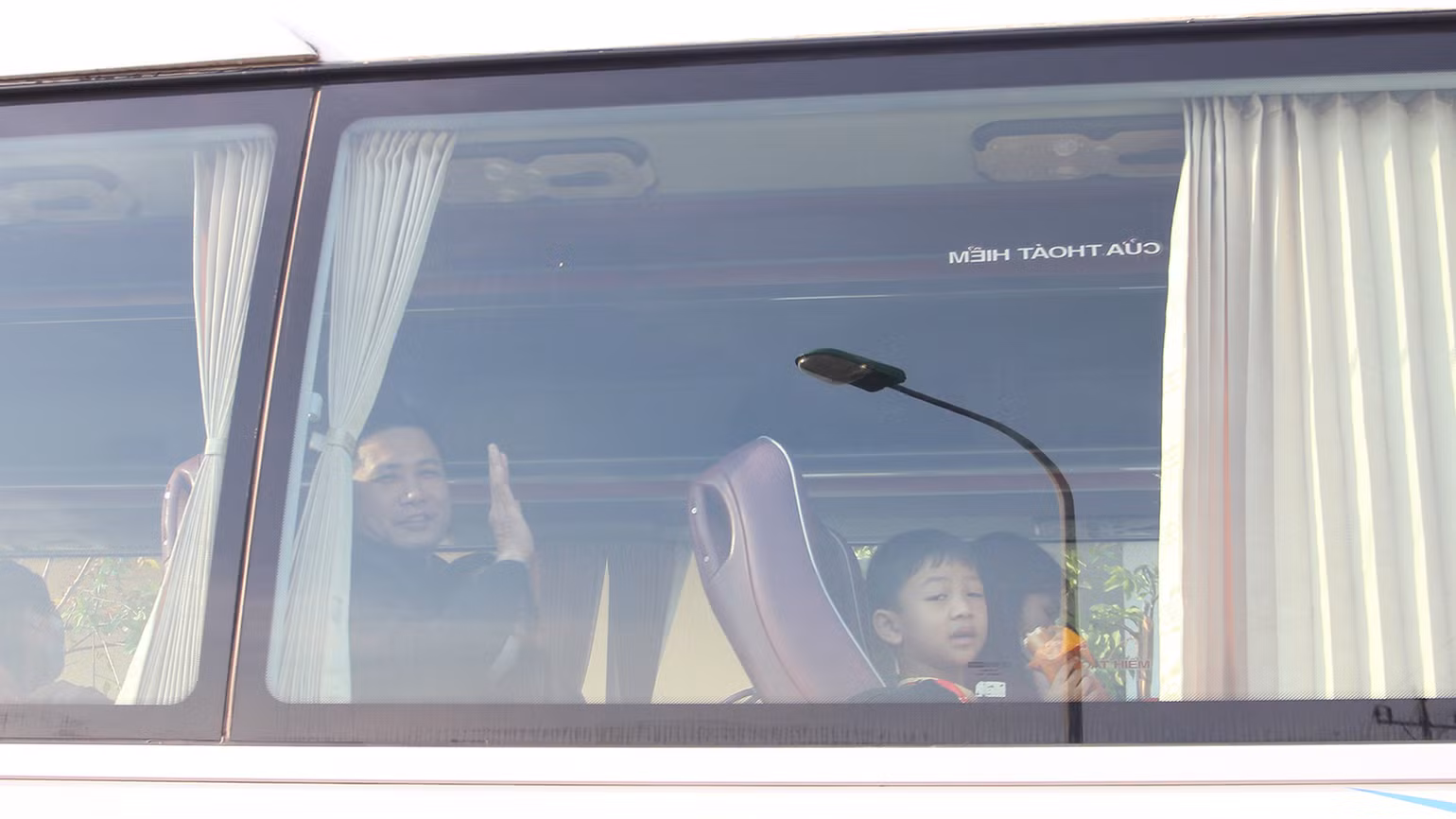 Chỉ vài giờ nữa mọi người sẽ có mặt ở quê hương. Chỉ vài giờ nữa mọi người sẽ có mặt ở quê hương.
