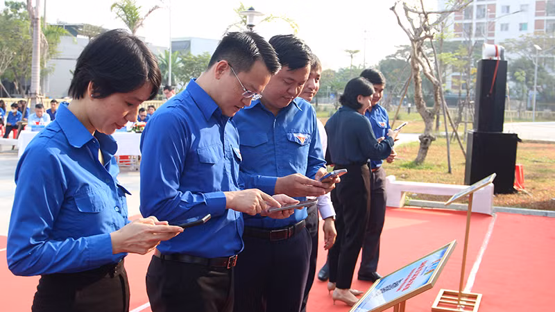 Đại biểu quét mã QR trải nghiệm địa chỉ đỏ trực tuyến.