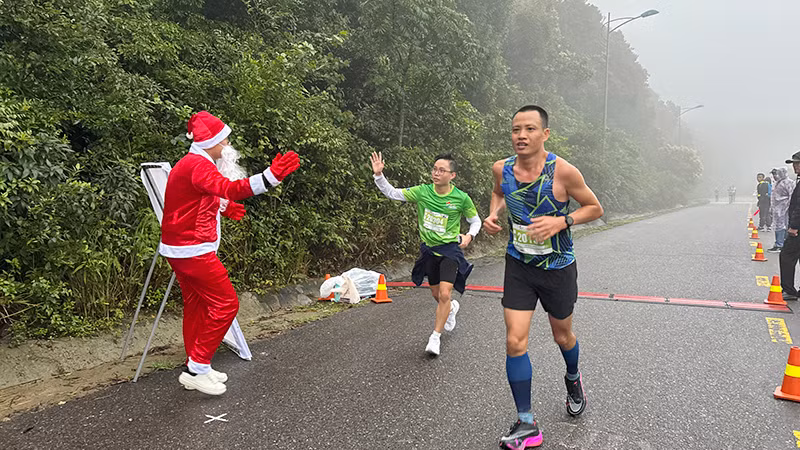 Ông già Noel tiếp sức thí sinh tại mỗi chặng.