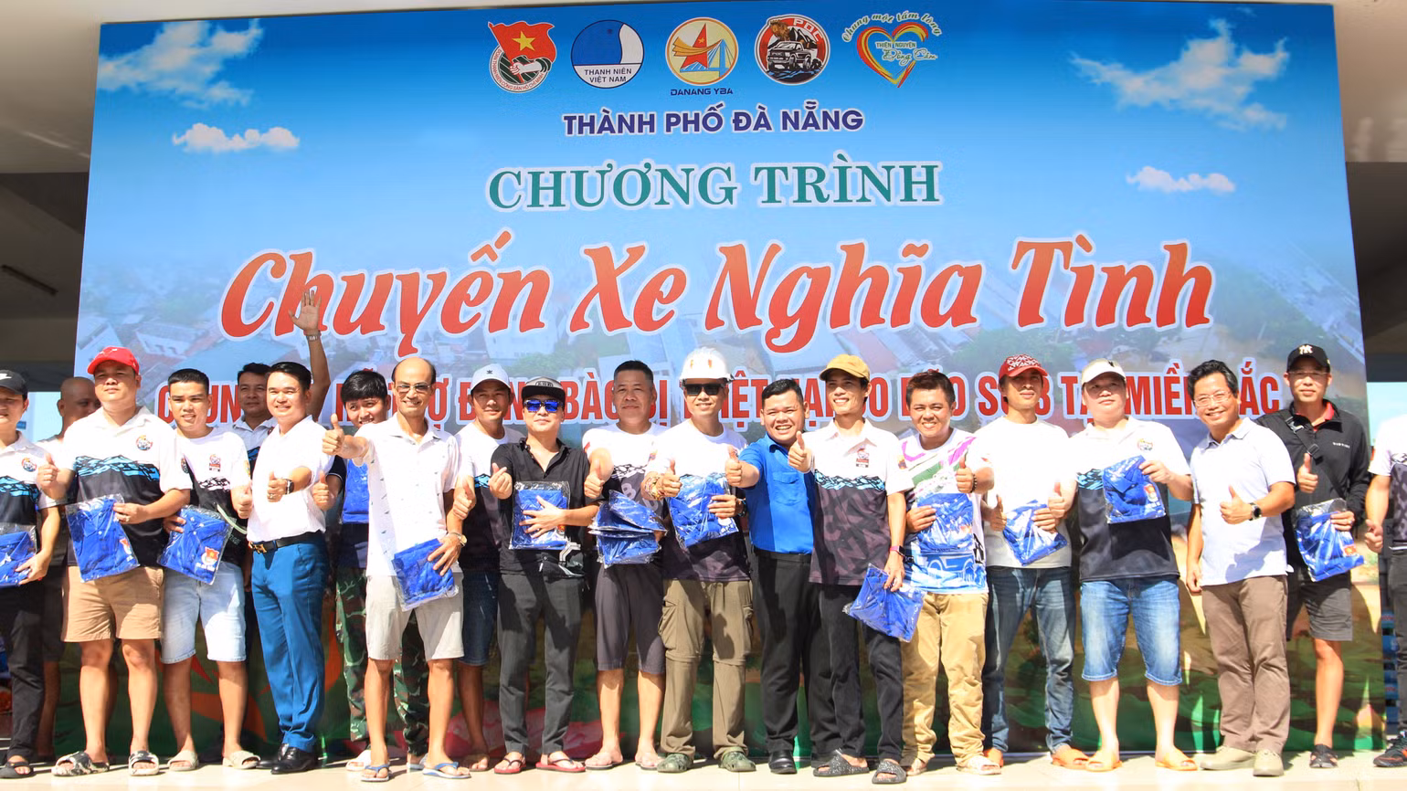 Phó Bí thư Thành Đoàn Đà Nẵng Lê Công Hùng cho biết: Thay mặt Ban tổ chức cảm ơn những tấm lòng quý báu của mọi người đã tin tưởng ủng hộ hàng hóa, gửi đến chúng tôi để mang ra phía bắc. Chương trình sẽ cố gắng mang đến kịp thời bà con nhân dân tiếp nhận được nguồn lực này. Đồng thời, mong lực lượng hôm nay đi an toàn, giữ vững tay lái, thượng lộ bình an.