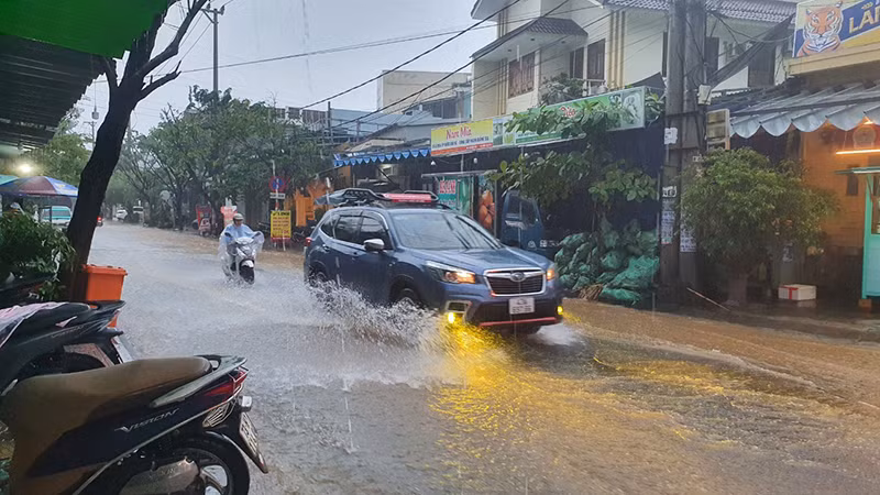 Từ chiều 13/10 đến ngày 15/10, trên địa bàn thành phố tiếp tục có mưa vừa, mưa to, có nơi mưa rất to và dông. Trong cơn dông cần đề phòng sét và gió giật mạnh. Tổng lượng mưa phổ biến 150-300mm, có nơi trên 350mm. Từ chiều 13/10 đến ngày 15/10, trên địa bàn thành phố tiếp tục có mưa vừa, mưa to, có nơi mưa rất to và dông. Trong cơn dông cần đề phòng sét và gió giật mạnh. Tổng lượng mưa phổ biến 150-300mm, có nơi trên 350mm.
