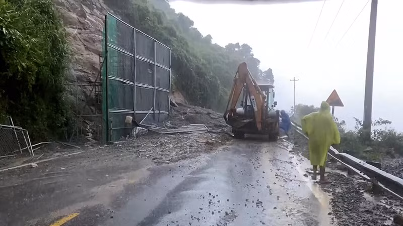 Một điểm sạt lở trên đèo Hải Vân (thuộc địa phận quận Liên Chiểu). Một điểm sạt lở trên đèo Hải Vân (thuộc địa phận quận Liên Chiểu).