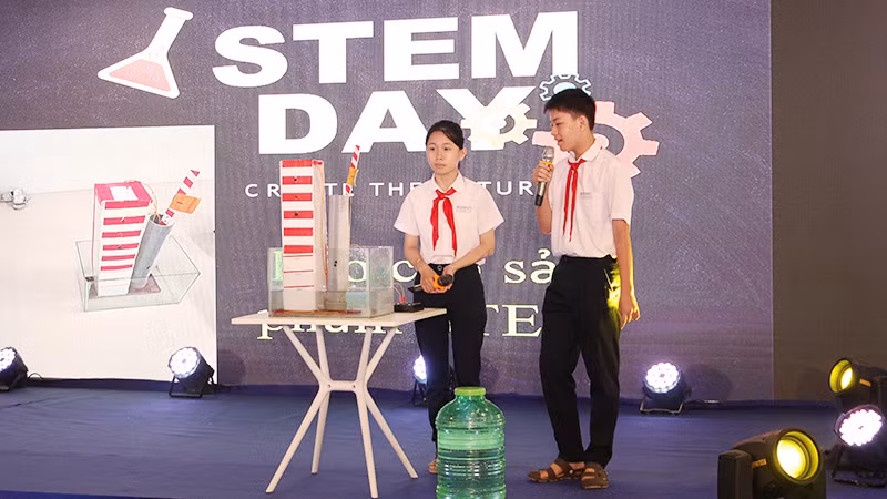 Học sinh tham gia Cuộc thi “Sáng tạo với sản phẩm STEM”.