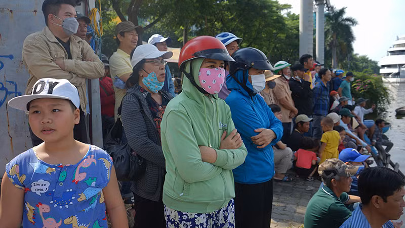 Người dân háo hức theo dõi. Người dân háo hức theo dõi.