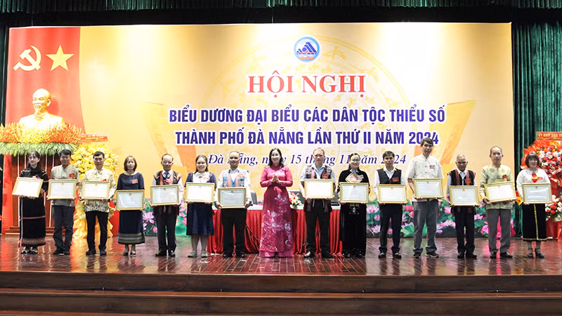 Khen thưởng cá nhân, tập thể đồng bào dân tộc thiểu số tiêu biểu.