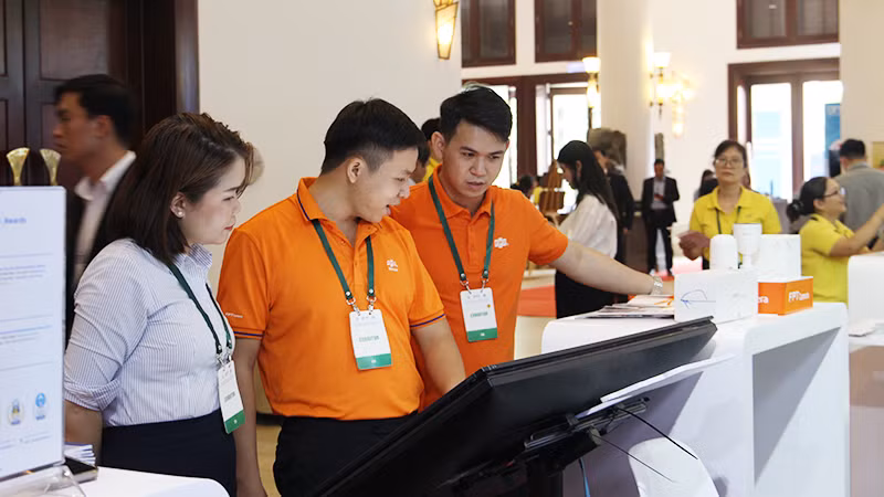 Đại biểu tham quan các gian hàng triển lãm tại AMRI 16. Đại biểu tham quan các gian hàng triển lãm tại AMRI 16.