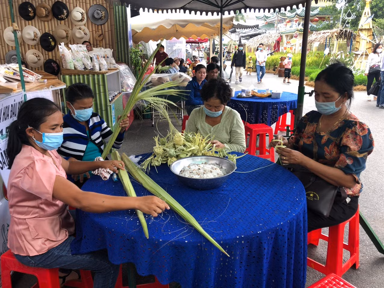 Làm bánh Cà Tưm giúp phụ nữ Khmer tăng thêm thu nhập. Làm bánh Cà Tưm giúp phụ nữ Khmer tăng thêm thu nhập.