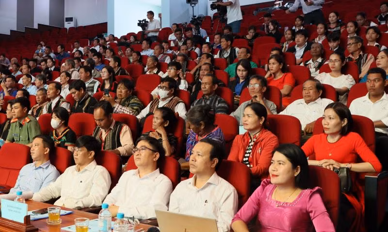 Các đại biểu về dự hội nghị biểu dương điển hình tiên tiến trong vùng đồng bào dân tộc thiểu số và miền núi tỉnh Bình Phước lần thứ nhất. Các đại biểu về dự hội nghị biểu dương điển hình tiên tiến trong vùng đồng bào dân tộc thiểu số và miền núi tỉnh Bình Phước lần thứ nhất.
