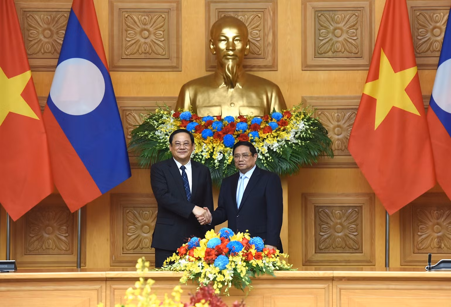 Thủ tướng Phạm Minh Chính và Thủ tướng Chính phủ nước Cộng hòa Dân chủ Nhân dân Lào Sonexay Siphandone trước khi vào hội đàm.