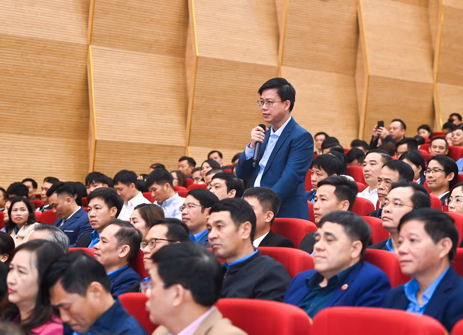Cử tri Phạm Quang Hải, công nhân Công ty LG Innotek Việt Nam Hải Phòng phát biểu ý kiến. Cử tri Phạm Quang Hải, công nhân Công ty LG Innotek Việt Nam Hải Phòng phát biểu ý kiến.