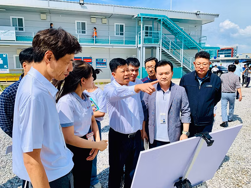 Chính quyền thành phố Hải Phòng luôn đồng hành, hỗ trợ, kịp thời tháo gỡ khó khăn cho các doanh nghiệp FDI. Trong ảnh: lãnh đạo Ban Quản lý Khu Kinh tế Hải Phòng đôn đốc, hỗ trợ dự án Nhà máy V3 của Công ty LG Innotek Việt Nam Hải Phòng tại Khu công nghiệp Tràng Duệ đẩy nhanh tiến độ dự án đầu tư. (Ảnh: NGÔ QUANG DŨNG) Chính quyền thành phố Hải Phòng luôn đồng hành, hỗ trợ, kịp thời tháo gỡ khó khăn cho các doanh nghiệp FDI. Trong ảnh: lãnh đạo Ban Quản lý Khu Kinh tế Hải Phòng đôn đốc, hỗ trợ dự án Nhà máy V3 của Công ty LG Innotek Việt Nam Hải Phòng tại Khu công nghiệp Tràng Duệ đẩy nhanh tiến độ dự án đầu tư. (Ảnh: NGÔ QUANG DŨNG)