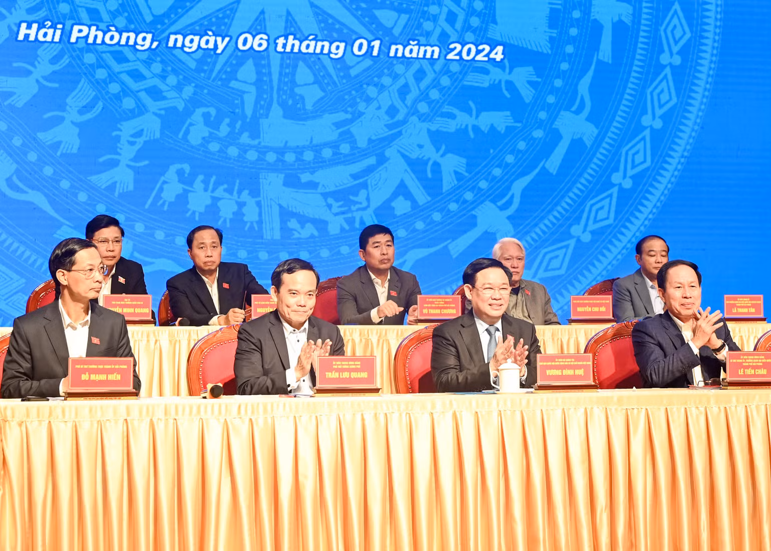 Chủ tịch Quốc hội Vương Đình Huệ, Phó Thủ tướng Chính phủ Trần Lưu Quang, Bí thư Thành ủy Hải Phòng Lê Tiến Châu và các đại biểu Quốc hội thành phố Hải Phòng dự hội nghị. Chủ tịch Quốc hội Vương Đình Huệ, Phó Thủ tướng Chính phủ Trần Lưu Quang, Bí thư Thành ủy Hải Phòng Lê Tiến Châu và các đại biểu Quốc hội thành phố Hải Phòng dự hội nghị.