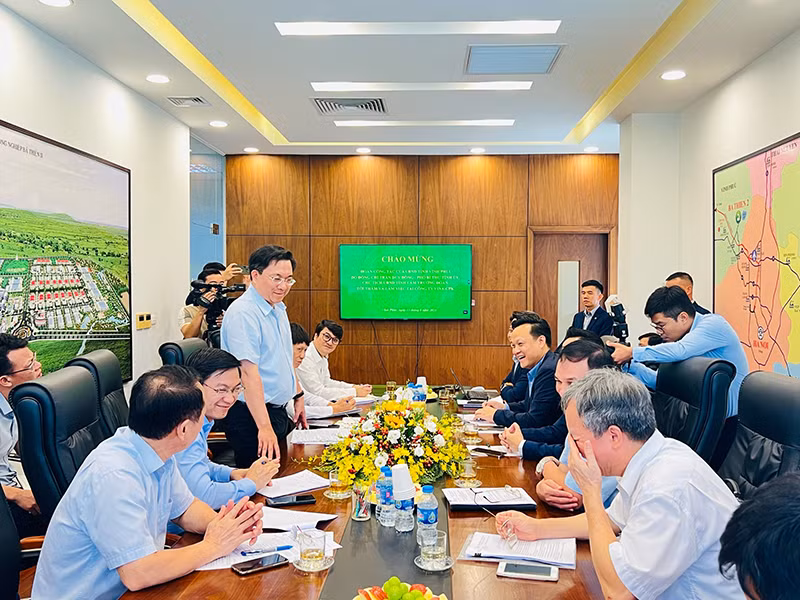 Chủ tịch Ủy ban nhân dân tỉnh Vĩnh Phúc Trần Duy Đông trao đổi về thu hút đầu tư với Khu công nghiệp Bá Thiện 2. (Ảnh: HÀ HỒNG HÀ) Chủ tịch Ủy ban nhân dân tỉnh Vĩnh Phúc Trần Duy Đông trao đổi về thu hút đầu tư với Khu công nghiệp Bá Thiện 2. (Ảnh: HÀ HỒNG HÀ)