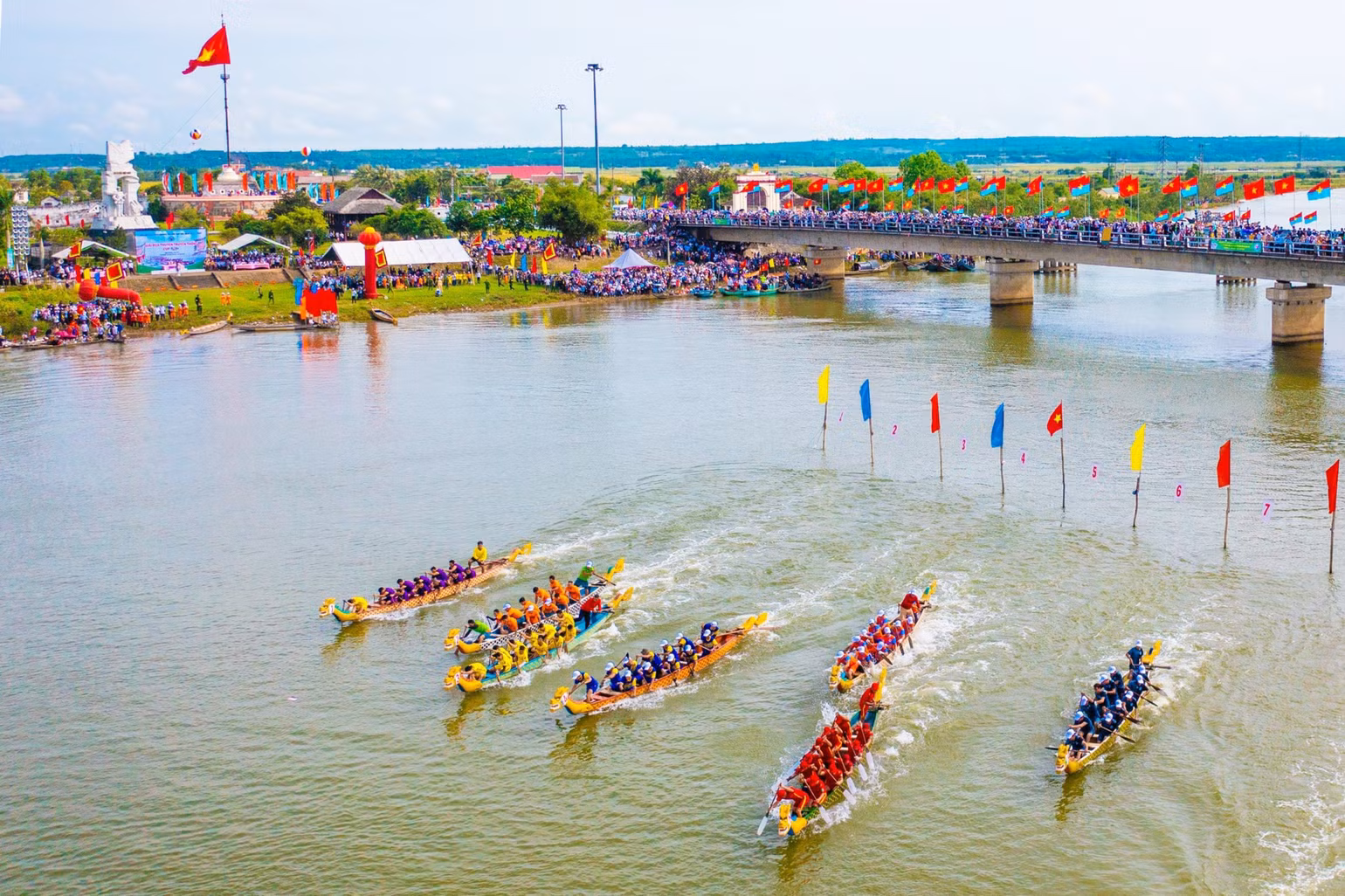 Đêm khai mạc Lễ hội Vì hòa bình 2024 được tổ chức tại Khu di tích quốc gia đặc biệt Đôi bờ Hiền Lương-Bến Hải.
