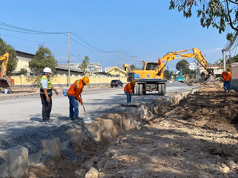 Công nhân làm việc trên công trình xây dựng đường nối Trần Quốc Hoàn-Cộng Hòa (quận Tân Bình) - một trong những công trình giao thông trọng điểm của Thành phố Hồ Chí Minh trong ngày mồng 3 Tết. Ảnh: Quý Hiền