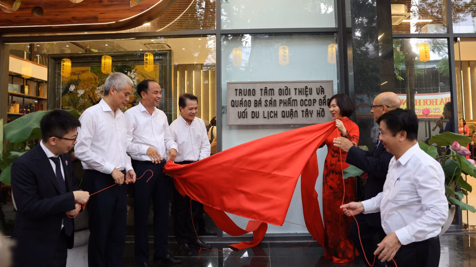 Trung tâm là điểm trưng bày, giới thiệu, quảng bá, kết nối và tiêu thụ các sản phẩm OCOP của quận Tây Hồ và các vùng miền trong cả nước, bảo tồn và khai thác các giá trị văn hóa truyền thống và thúc đẩy, thu hút khách du lịch.