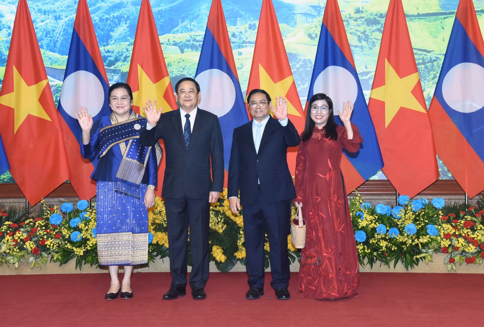 Thủ tướng Phạm Minh Chính và Phu nhân tại lễ đón Thủ tướng Chính phủ nước Cộng hòa Dân chủ Nhân dân Lào Sonexay Siphandone và Phu nhân.