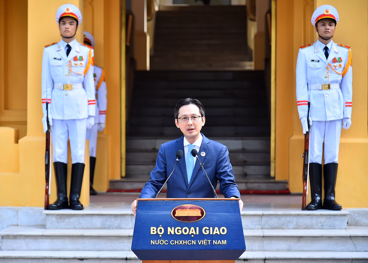Thứ trưởng Ngoại giao Đỗ Hùng Việt phát biểu tại lễ thượng cờ. Thứ trưởng Ngoại giao Đỗ Hùng Việt phát biểu tại lễ thượng cờ.