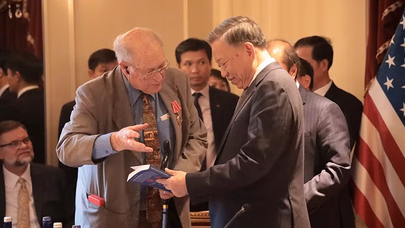 Tổng Bí thư, Chủ tịch nước Tô Lâm trò chuyện với ông John McAuliff.