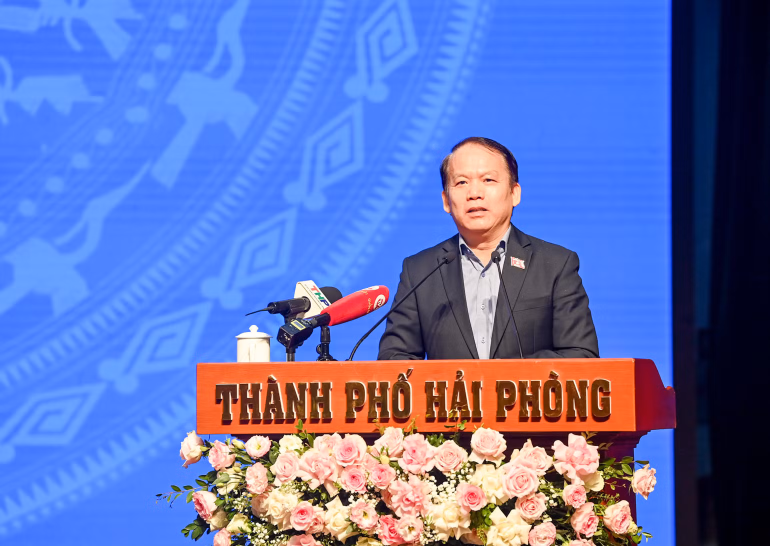 Chủ nhiệm Ủy ban Pháp luật Hoàng Thanh Tùng trao đổi, giải đáp kiến nghị của cử tri. Chủ nhiệm Ủy ban Pháp luật Hoàng Thanh Tùng trao đổi, giải đáp kiến nghị của cử tri.
