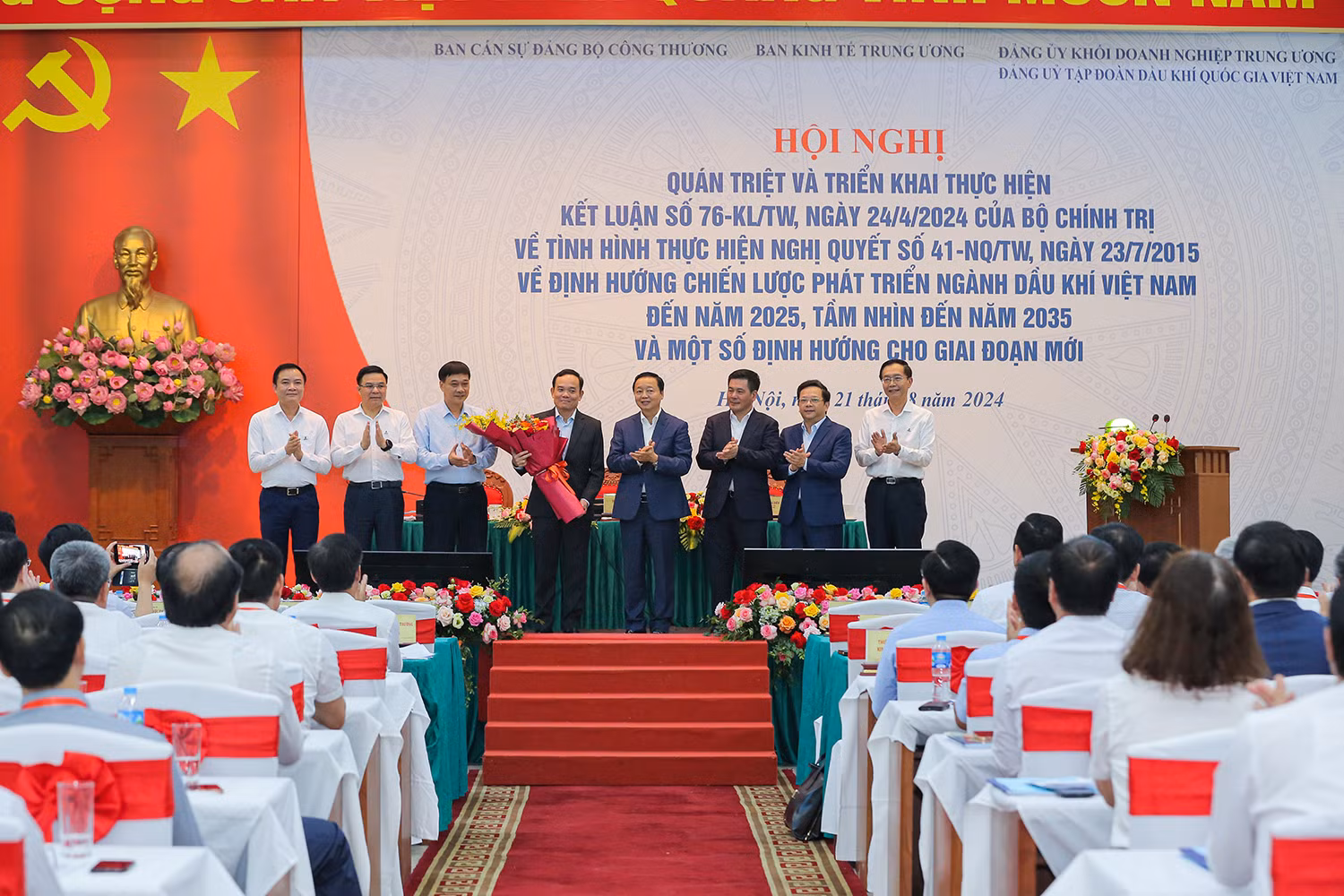Đại diện lãnh đạo Chính phủ, Quốc hội, Bộ Công thương, Ban Kinh tế Trung ương và Tập đoàn Dầu khí Việt Nam chúc mừng tân Trưởng Ban Kinh tế Trung ương Trần Lưu Quang.