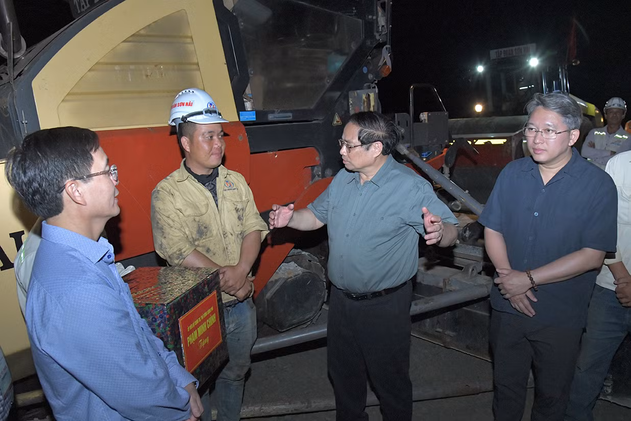 Thủ tướng Phạm Minh Chính thăm hỏi một công nhân trên công trường.