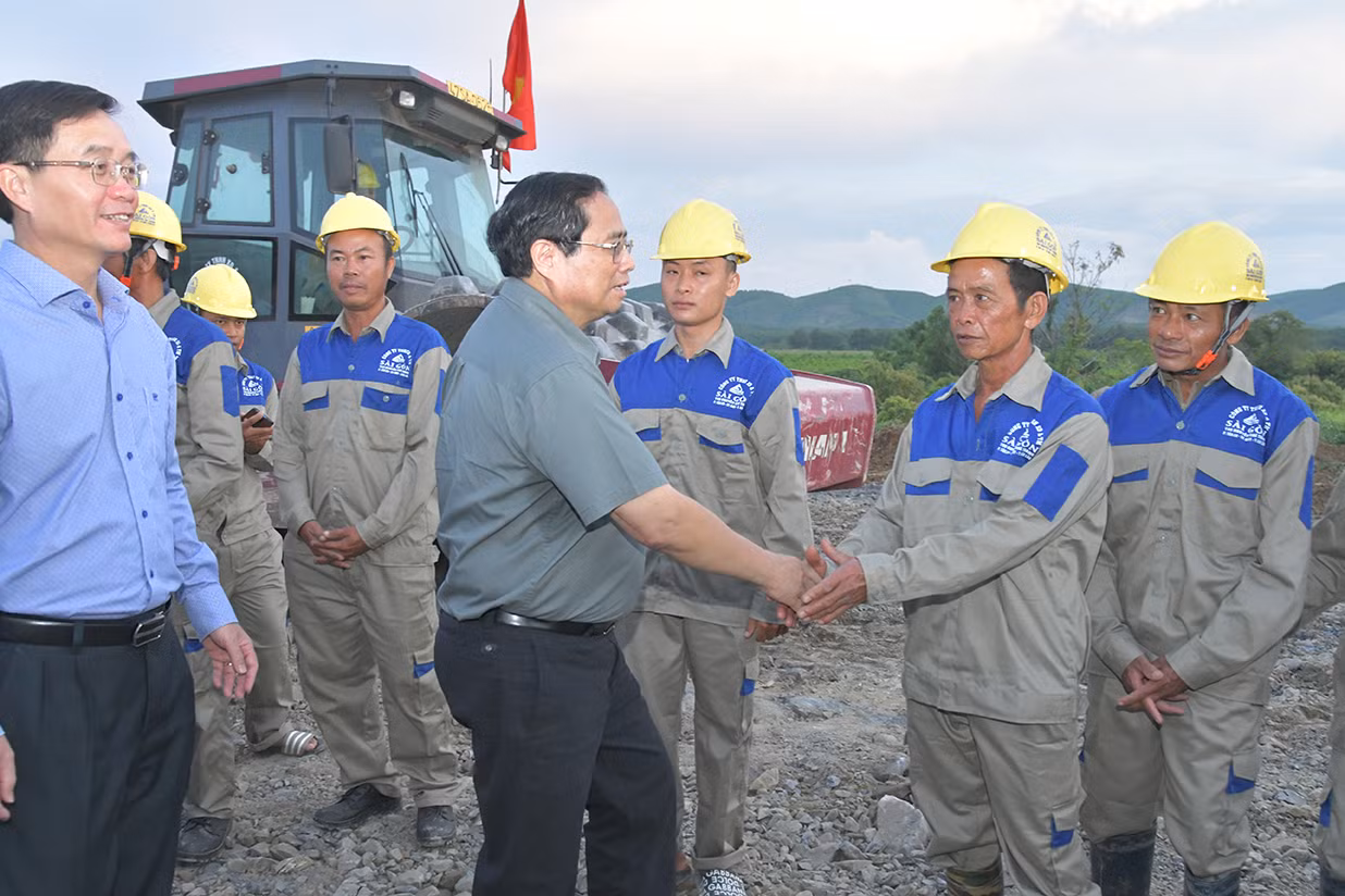 Thủ tướng Phạm Minh Chính thăm hỏi các công nhân trên công trường.