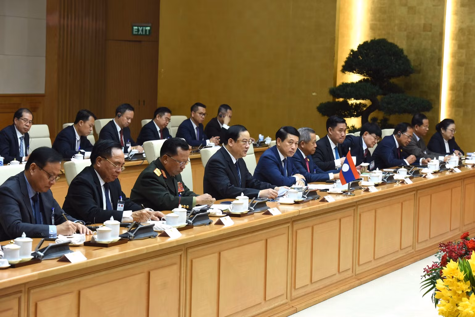 Thủ tướng Chính phủ nước Cộng hòa Dân chủ Nhân dân Lào Sonexay Siphandone và các thành viên Chính phủ tham dự hội đàm với Thủ tướng Phạm Minh Chính.