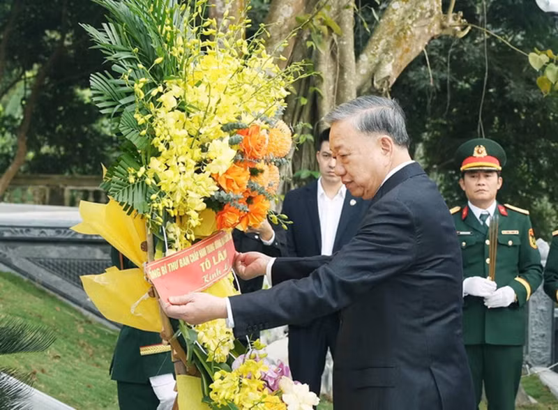 Tổng Bí thư Tô Lâm dâng hoa, dâng hương tưởng niệm tại khu mộ Đại danh y Hải Thượng Lãn Ông Lê Hữu Trác, Danh nhân Văn hóa Thế giới tại huyện Hương Sơn, tỉnh Hà Tĩnh. (Ảnh: Thống Nhất/TTXVN) Tổng Bí thư Tô Lâm dâng hoa, dâng hương tưởng niệm tại khu mộ Đại danh y Hải Thượng Lãn Ông Lê Hữu Trác, Danh nhân Văn hóa Thế giới tại huyện Hương Sơn, tỉnh Hà Tĩnh. (Ảnh: Thống Nhất/TTXVN)