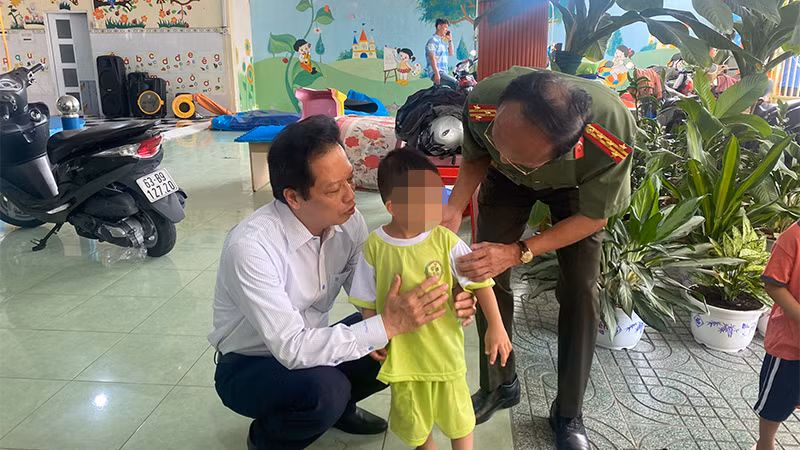 Lãnh đạo tỉnh Tiền Giang có mặt kịp thời để động viên, an ủi cháu bé bị khống chế.