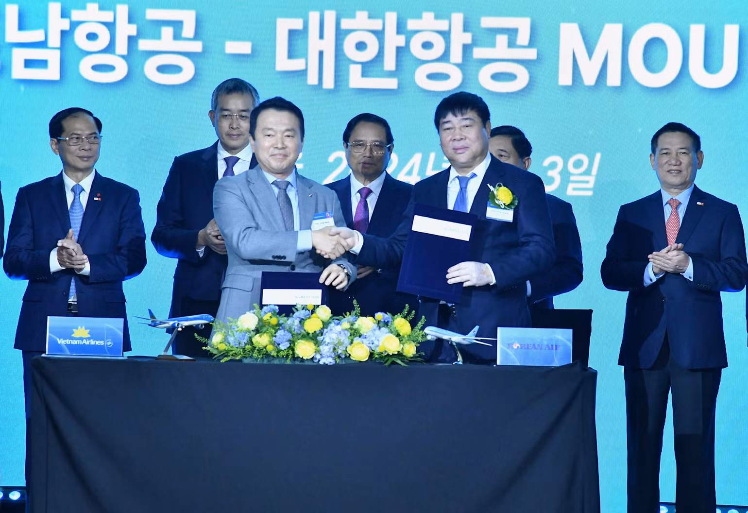 Thủ tướng Phạm Minh Chính chứng kiến lễ ký và trao thỏa thuận hợp tác giữa Vietnam Airlines với đối tác Hàn Quốc. Thủ tướng Phạm Minh Chính chứng kiến lễ ký và trao thỏa thuận hợp tác giữa Vietnam Airlines với đối tác Hàn Quốc.