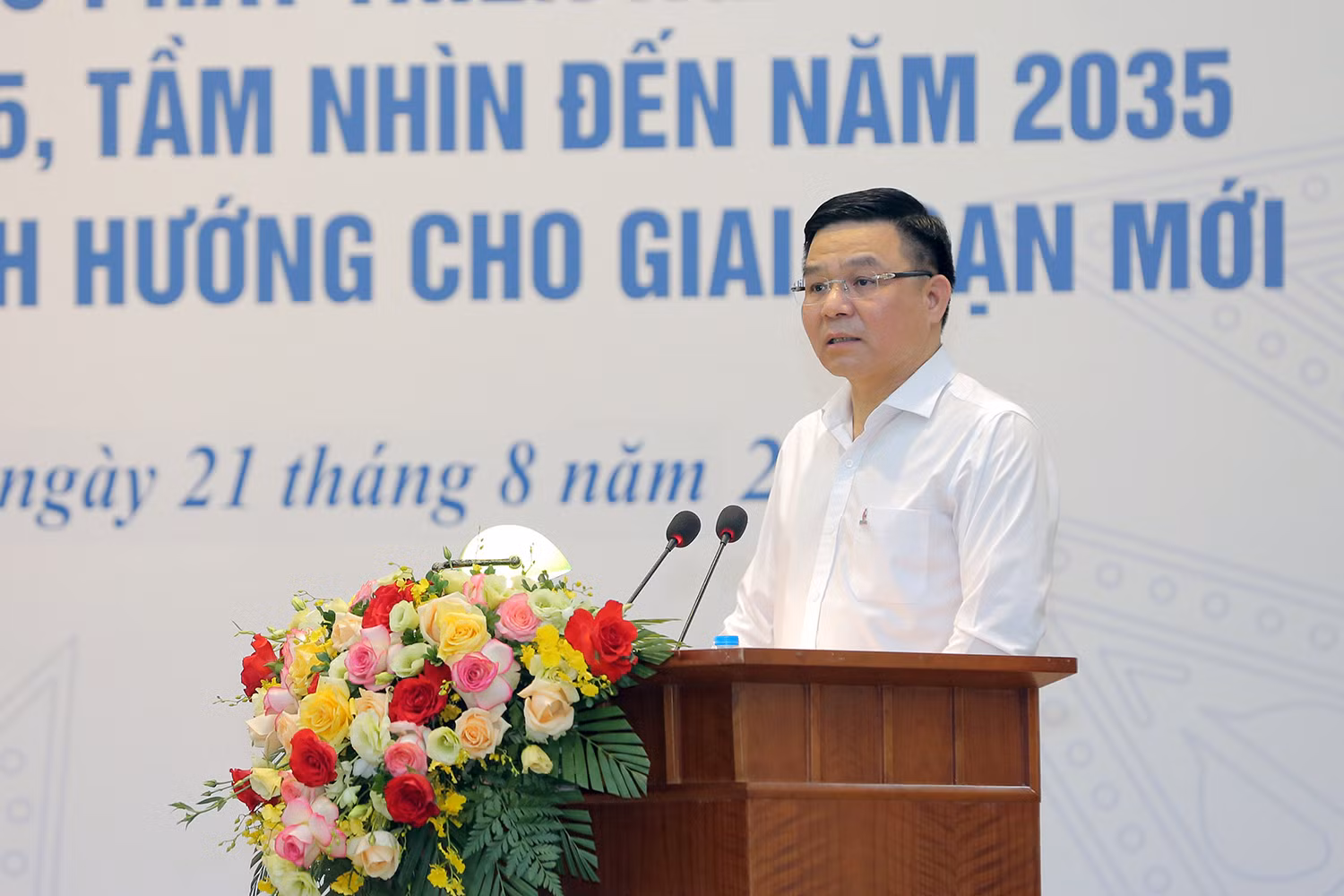 Đồng chí Lê Mạnh Hùng, Bí thư Đảng ủy, Chủ tịch HĐTV Petrovietnam trình bày báo cáo.