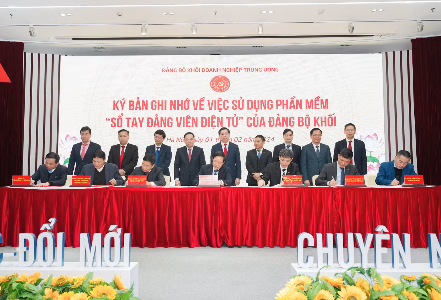 Đại diện các tổ chức đảng trực thuộc Đảng ủy Khối ký kết biên bản ghi nhớ việc xây dựng, sử dụng phần mềm "Sổ tay đảng viên điện tử".