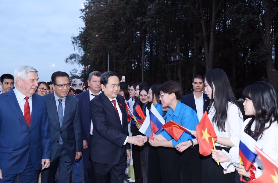 Lễ tiễn Chủ tịch Quốc hội Trần Thanh Mẫn tại sân bay Vnukovo, thủ đô Moskva, Liên bang Nga. (Ảnh: TTXVN)