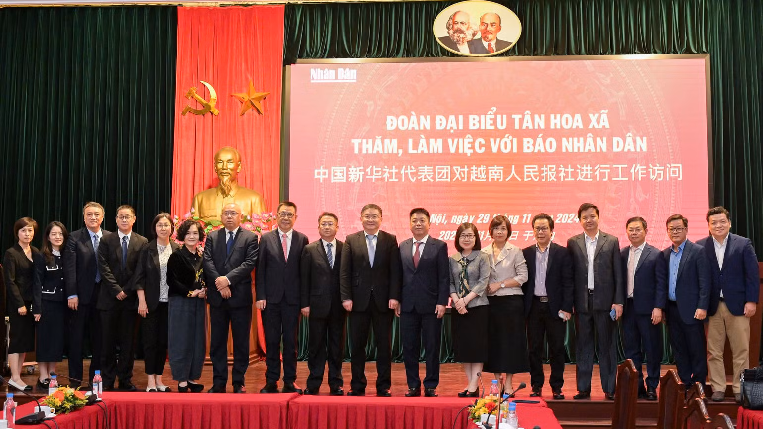 Phó Tổng Biên tập Báo Nhân Dân Quế Đình Nguyên, Phó Tổng Giám đốc Thông tấn xã Việt Nam Đoàn Thị Tuyết Nhung, Phó Tổng Biên tập Tân Hoa Xã Nhậm Vệ Đông cùng các đồng chí lãnh đạo Báo Nhân Dân và thành viên trong Đoàn đại biểu Tân Hoa Xã chụp ảnh chung. (Ảnh: THẾ ĐẠI)