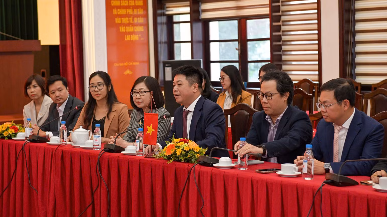 Phó Tổng Biên tập Báo Nhân Dân Quế Đình Nguyên phát biểu ý kiến tại buổi tiếp. (Ảnh: THẾ ĐẠI)